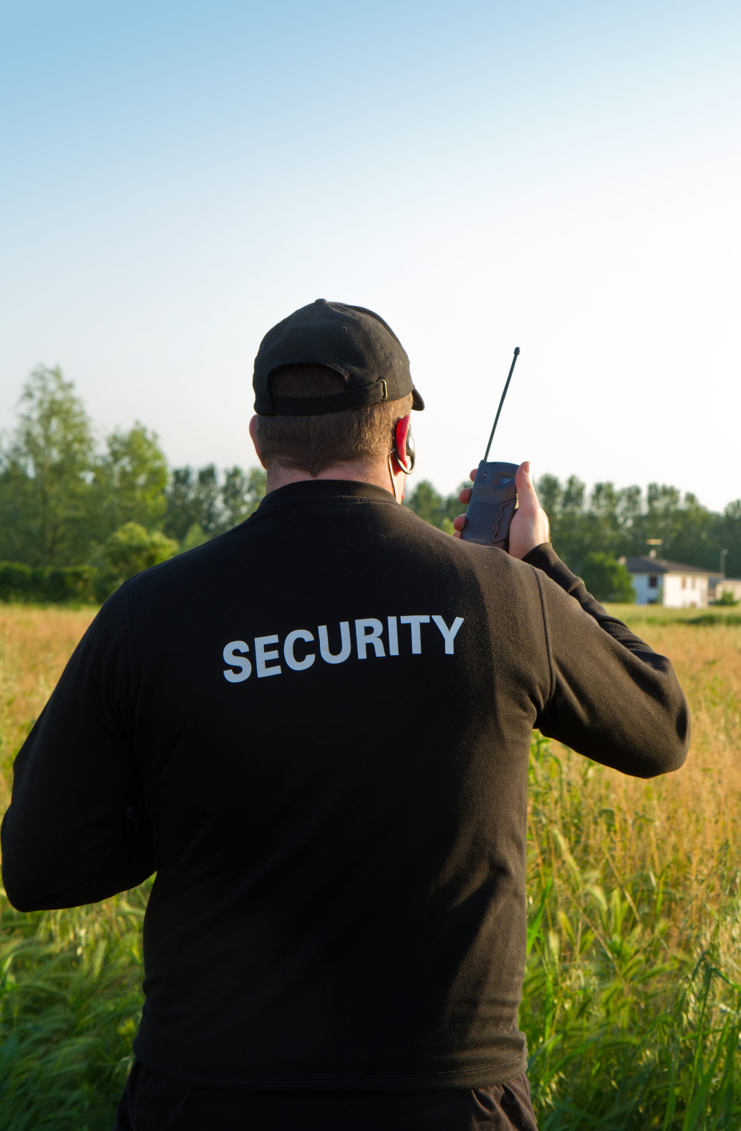 Security mit Funkgerät auf Patrouille
